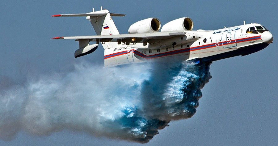 rosiko-aeroplano-thirio-to-pyrosvestiko-aeroskafos-poy-katapinei-tis-floges-stis-pyrkagie-8.jpg